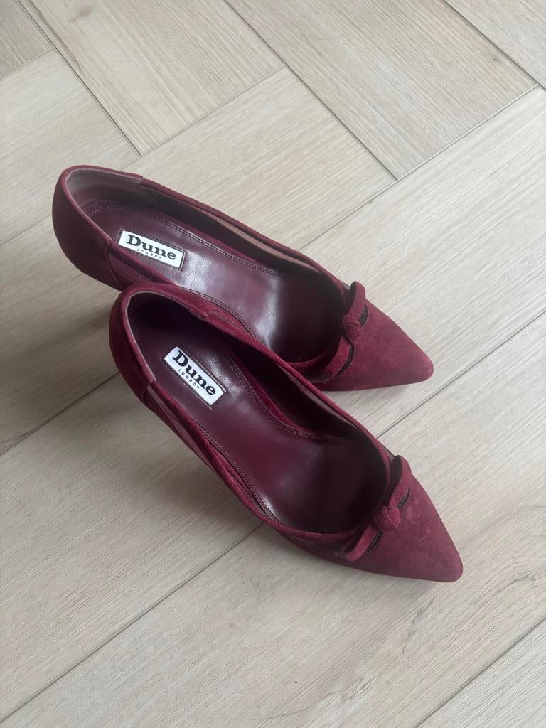 Dune London suède pumps - Bordeauxrood, Kleding | Dames, Schoenen, Zo goed als nieuw, Pumps, Rood, Ophalen of Verzenden
