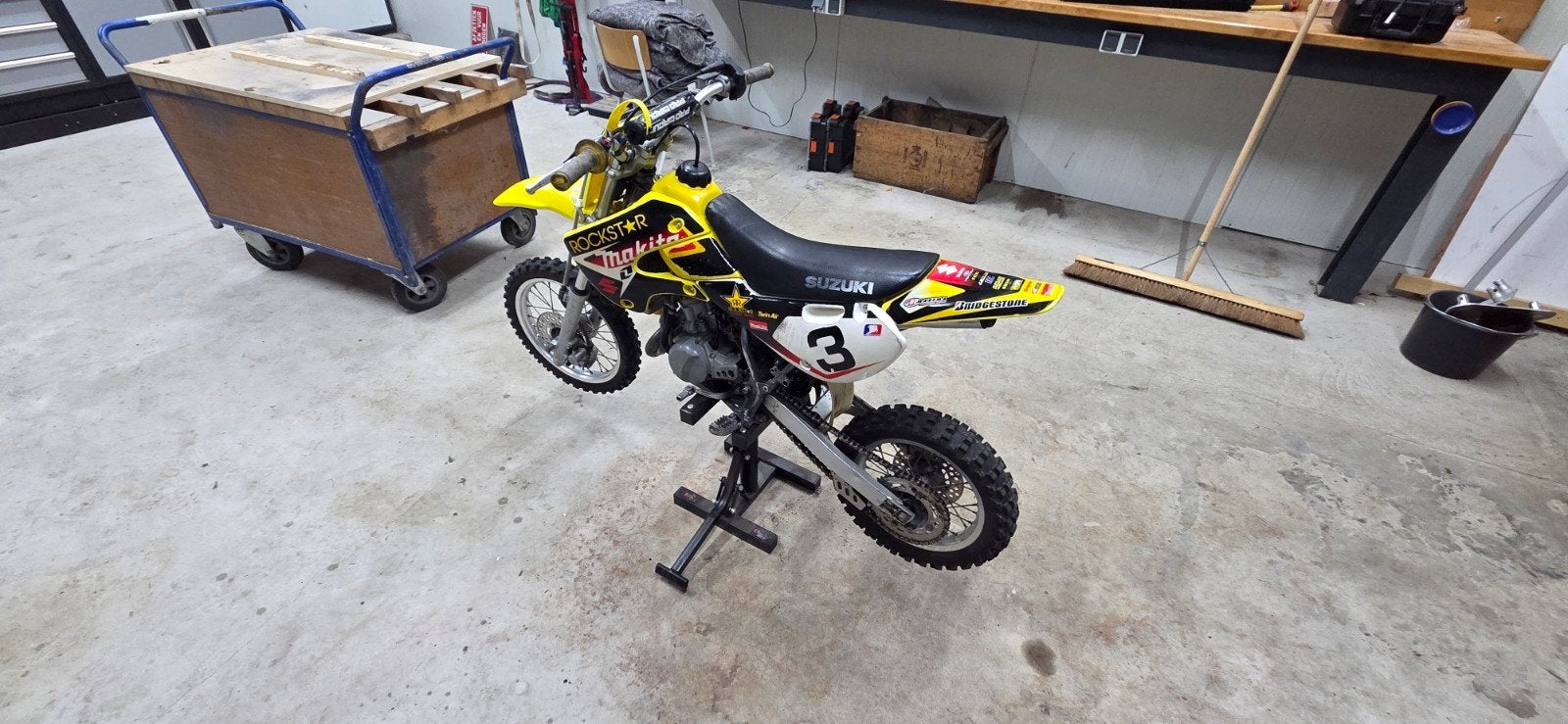 Suzuki Crossmotor 65cc met complete crosskleding set, Ophalen of Verzenden