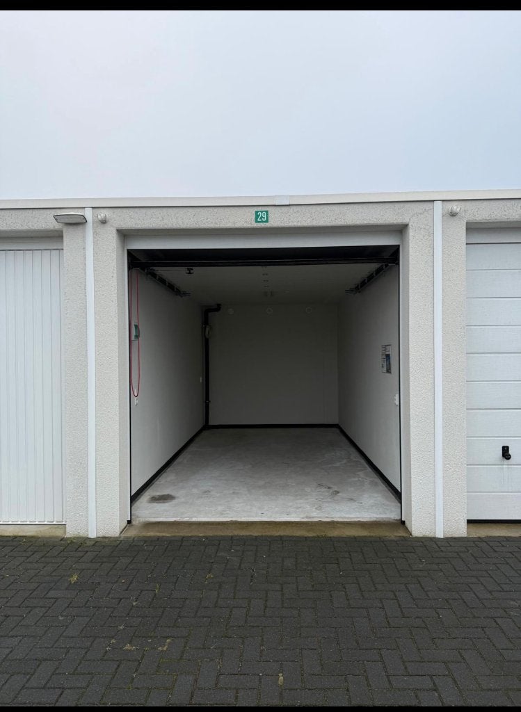 Te koop verhuurde garagebox (18m2) te Emmen!, Ophalen, Zo goed als nieuw