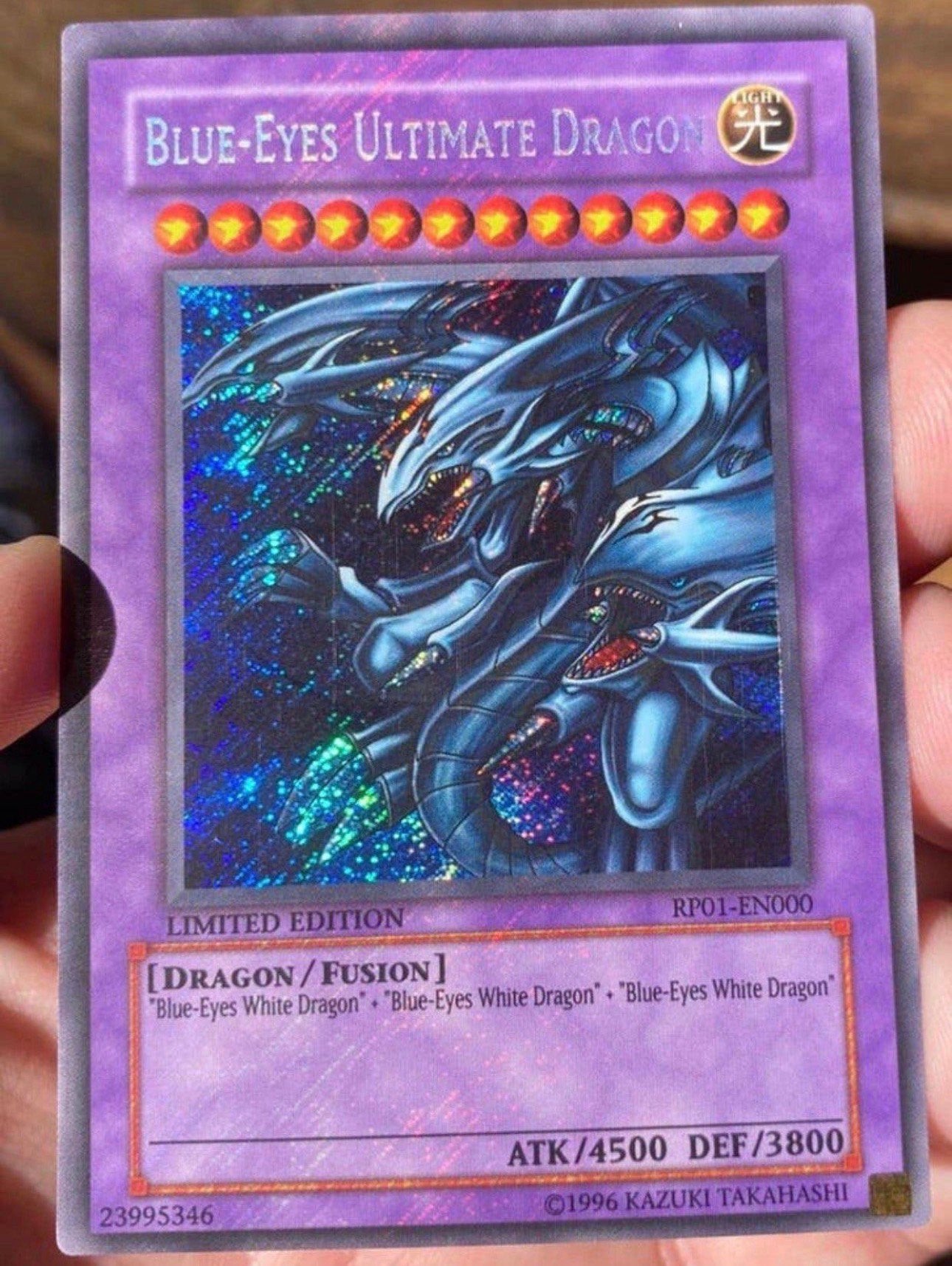 Yu-Gi-Oh! Blue-Eyes Ultimate Dragon RP01 Old Foil Bleed, Hobby en Vrije tijd, Ophalen of Verzenden, Gebruikt, Losse kaart, Foil