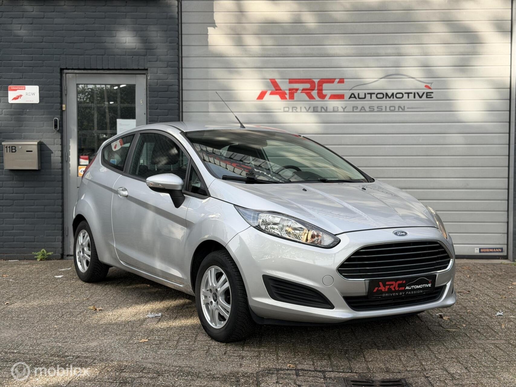 Ford Fiesta 1.25 Trend 3D Airco/Stoelverwarming/Nieuwe APK!, Euro 5, Stof, Gebruikt, 4 cilinders