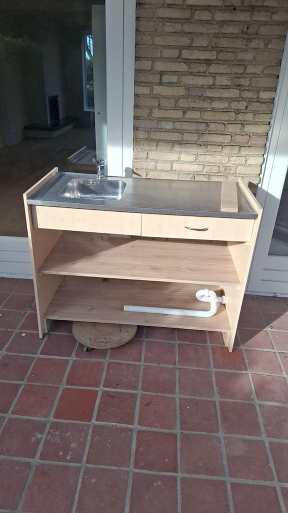 Noodkeukentje met wasbak, mengkraan en besteklade, Ophalen
