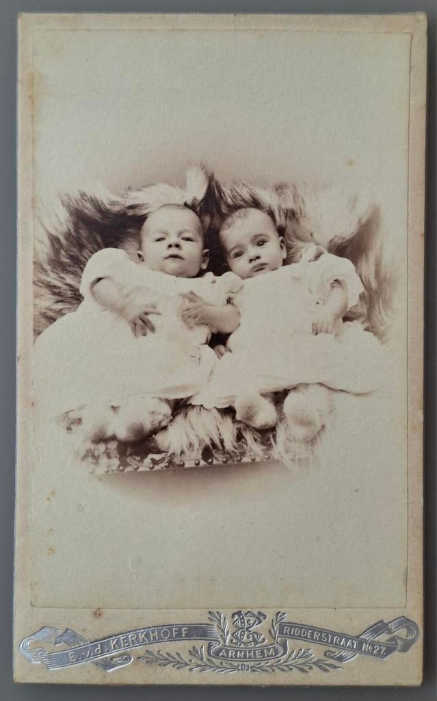 244 cdv 2 baby's tweeling!? Arnhem fotograaf E. vd Kerkhoff, Ophalen of Verzenden, Voor 1940, Gebruikt, Kind