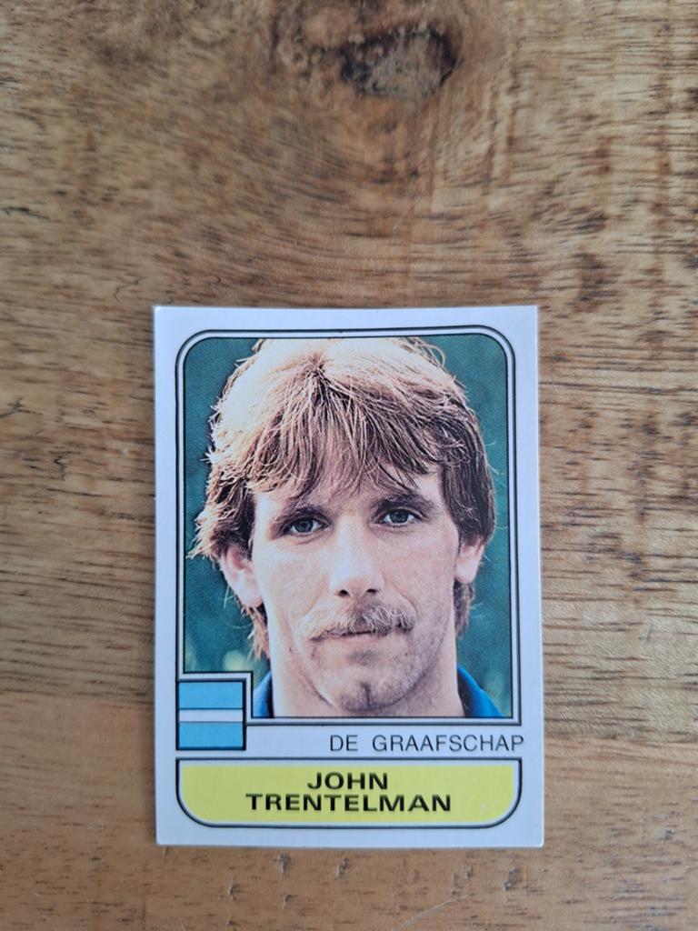 Panini Voetbal 82 - John Trentelman - De Graafschap, Verzamelen, Ophalen of Verzenden, Gebruikt, Overige binnenlandse clubs, Poster, Plaatje of Sticker