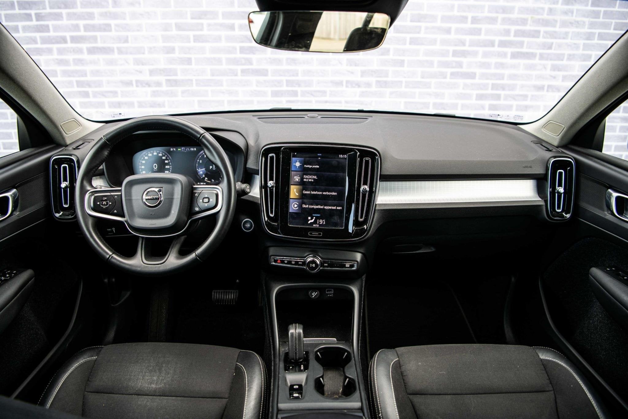 Volvo XC40 T3 Momentum Pro Aut | Navigatie | Trekhaak | Crui, Auto's, Gebruikt, Euro 6, Leder en Stof, 163 pk