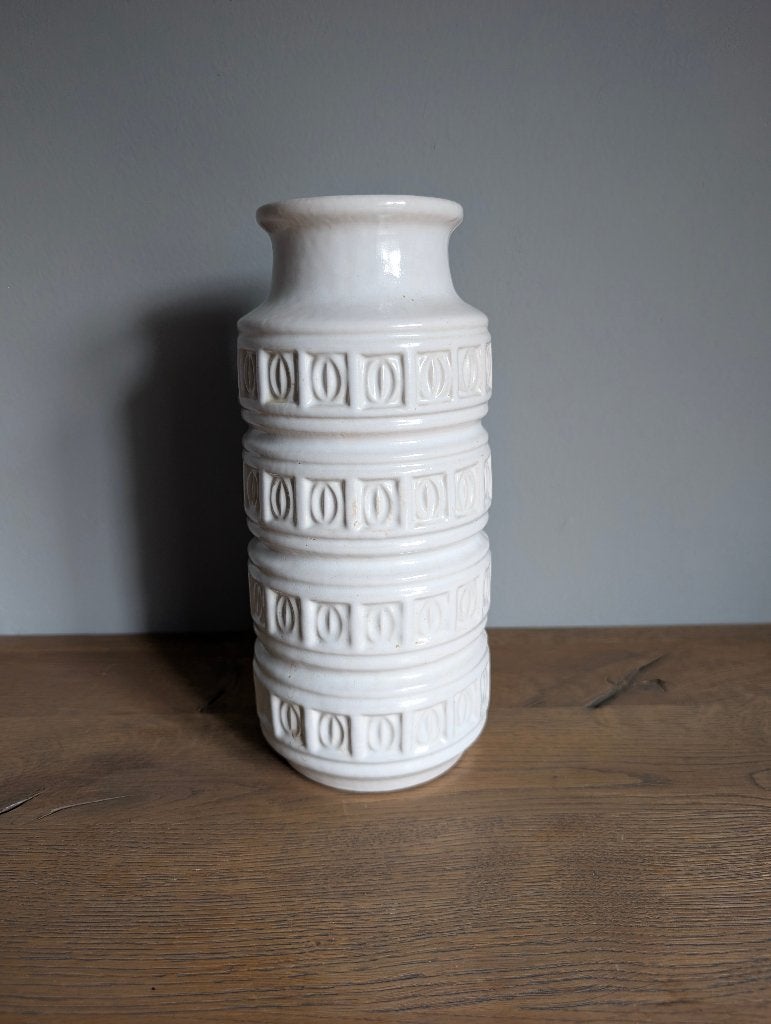 Vintage witte vaas met reliëf, 23cm hoog, Ophalen, 23 cm, Gebruikt, Met patroon/structuur