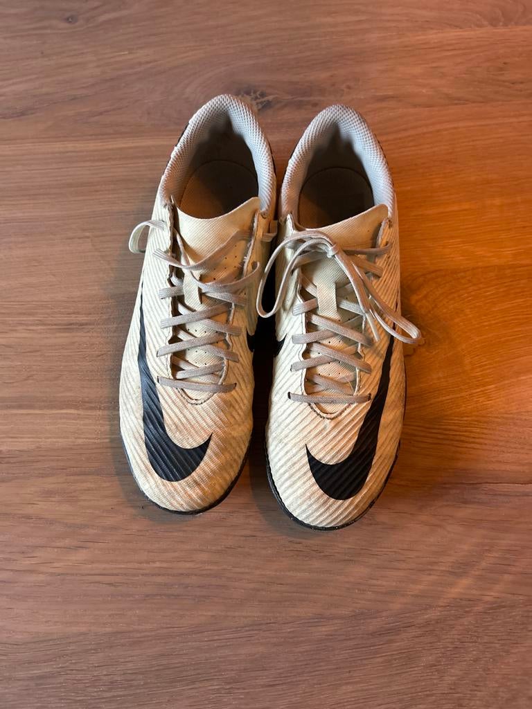 Nike voetbalschoenen 39 voor kunstgras en straatvoetbal, Ophalen of Verzenden, Zo goed als nieuw