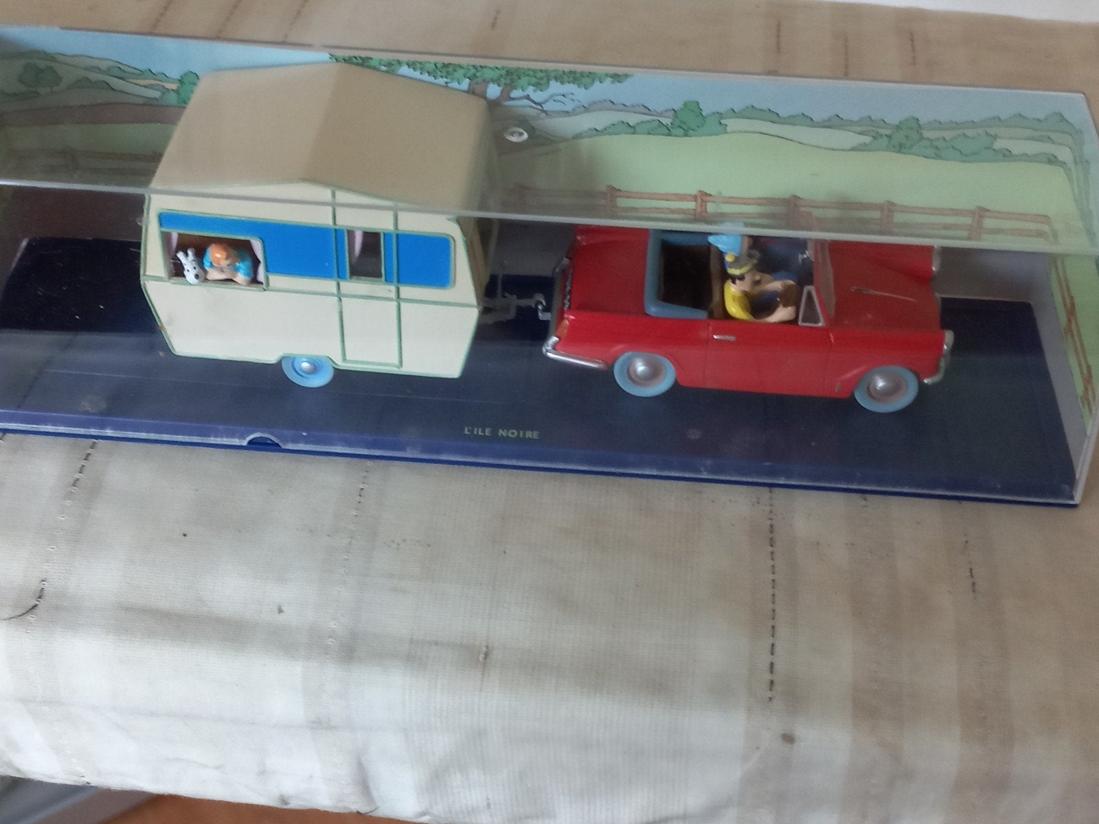 Tintin Triumph Herald met caravan - De Zwarte Rotsen, Overige merken, Auto, 1:32 tot 1:50, Ophalen of Verzenden