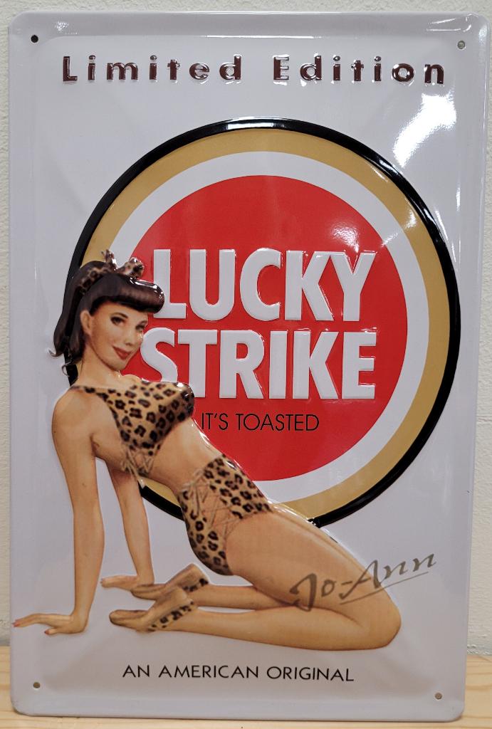 Lucky Strike tabak pinup reclamebord relief van metaal deco, Verzamelen, Merken en Reclamevoorwerpen, Nieuw, Reclamebord, Ophalen of Verzenden