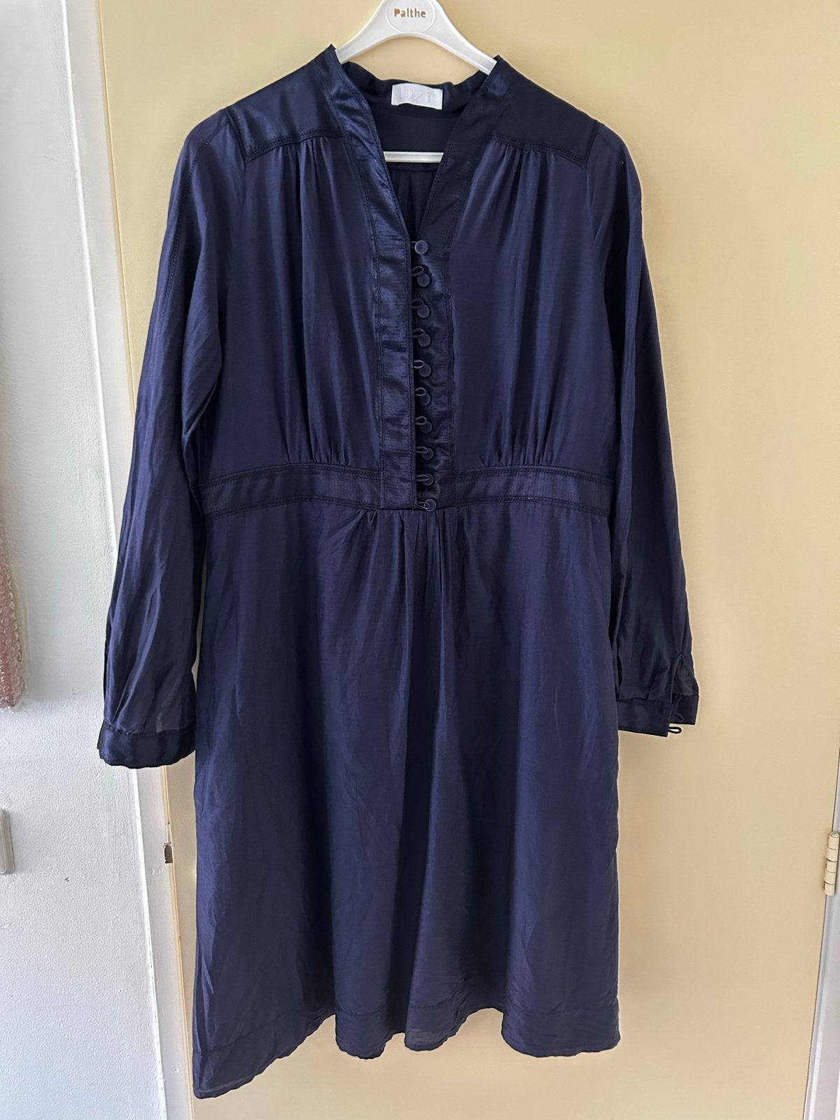 BZR Donkerblauwe Jurk met Knoopjes en Tailleband, Blauw, Maat 42/44 (L), Ophalen of Verzenden, Knielengte