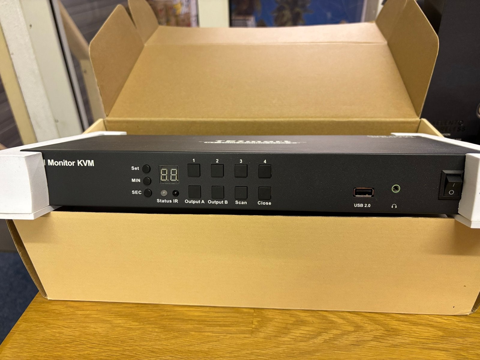 TESmart KVM Switch Monitor - Zo goed als nieuw, Computers en Software, Overige Computers en Software, Ophalen of Verzenden, Zo goed als nieuw