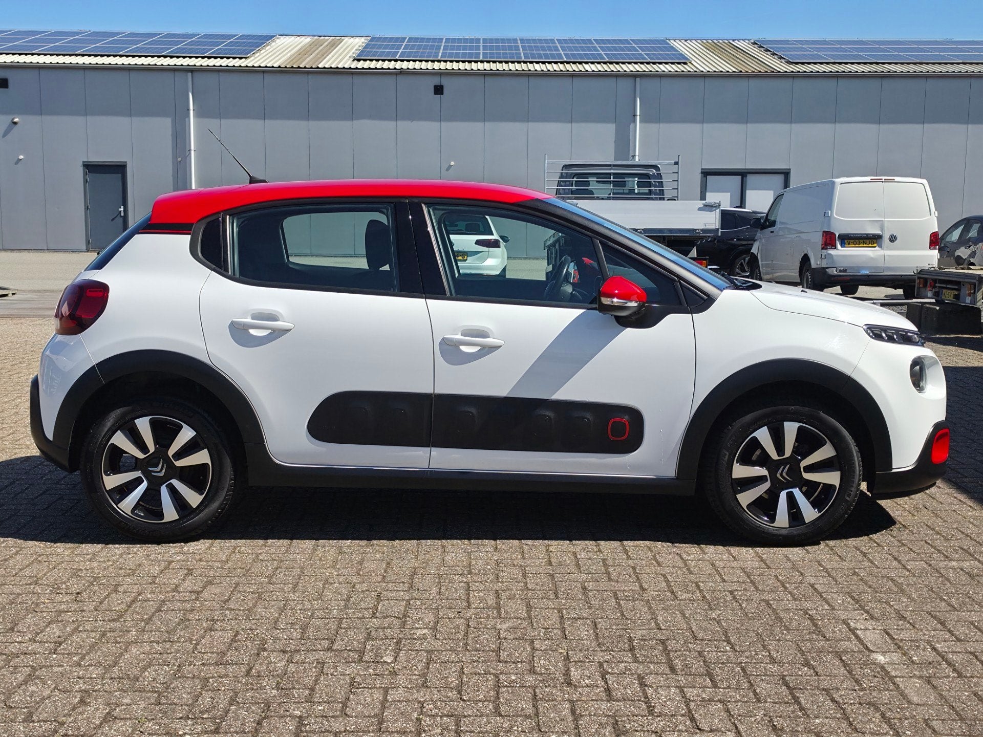 Foto 5 van Citroen C3 1.2 PureTech Shine New D-Riem Camera Carplay Stoe