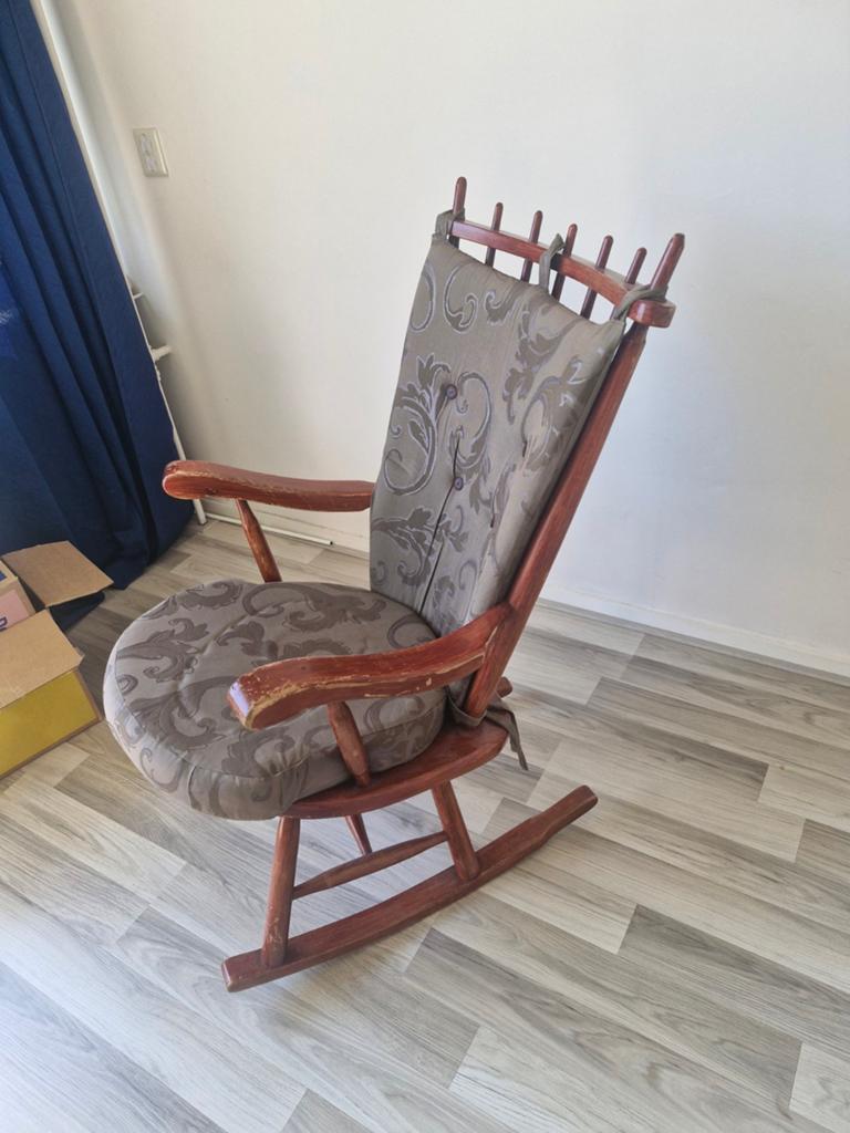 Doe een leuk bod.Vintage Schommelstoel met Patroonbekleding, Antiek en Kunst, Antiek | Meubels | Stoelen en Banken, Ophalen of Verzenden