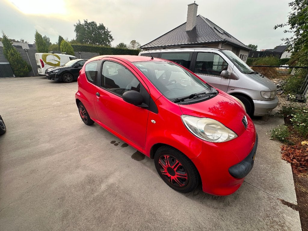 Peugeot 107 1.0 12V 3DR 2006 Rood, Auto's, Voorwielaandrijving, Stof, Zwart, 765 kg