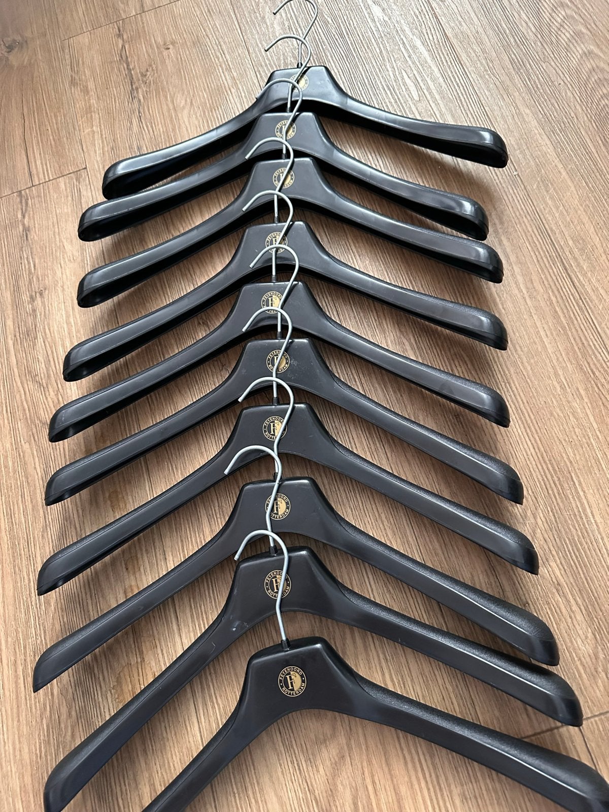 10 Feyenoord kleerhangers - Zwart met logo, Verzenden, Gebruikt