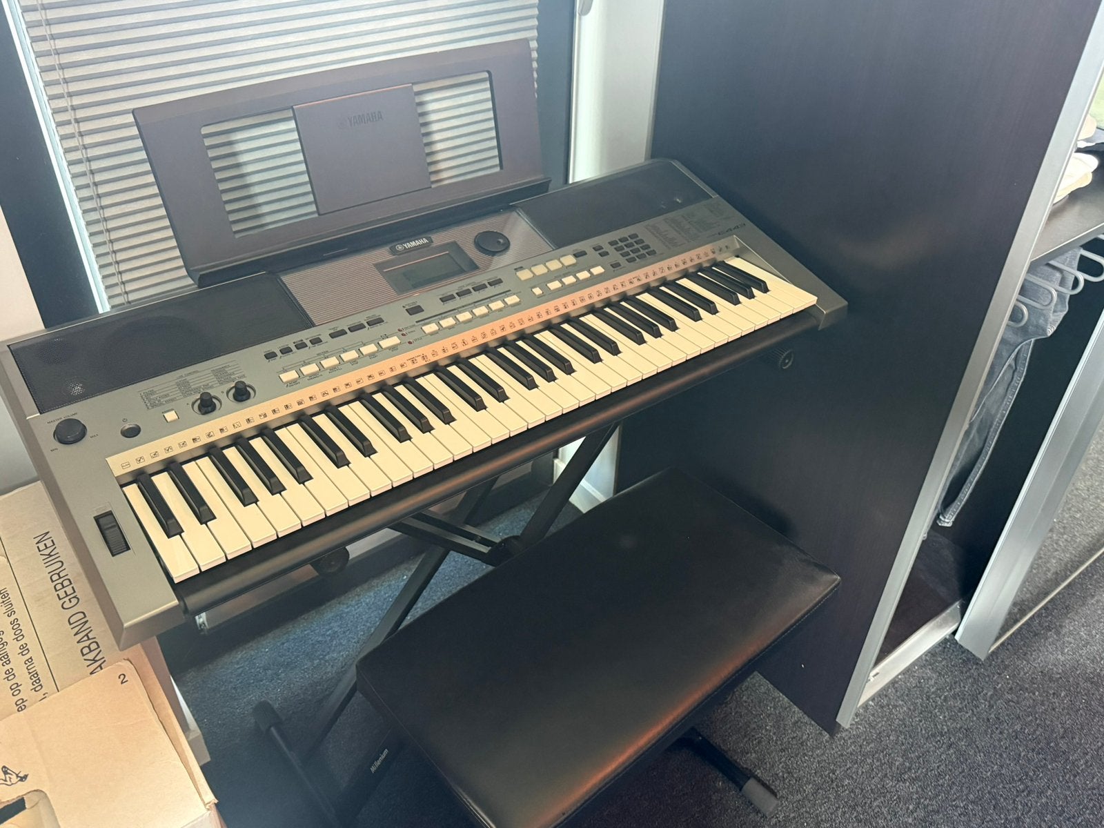 Yamaha PSR E443 keyboard + kruk/stoel + standaard, Ophalen, Yamaha, Aanslaggevoelig, 61 toetsen