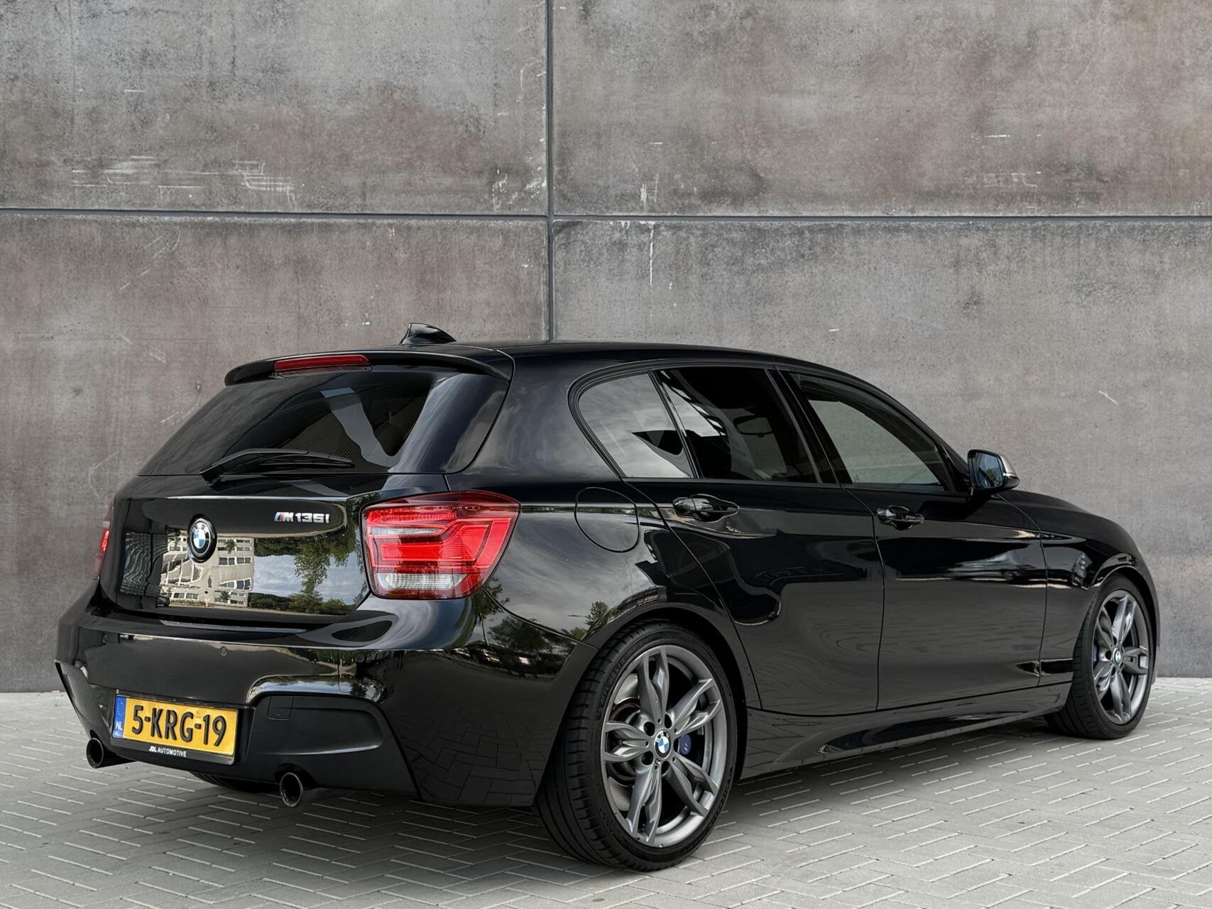 BMW 1-serie M135i High Executive | Orgineel NL | Navigatie |, Auto's, BMW, Euro 5, Achterwielaandrijving, Gebruikt, Zwart