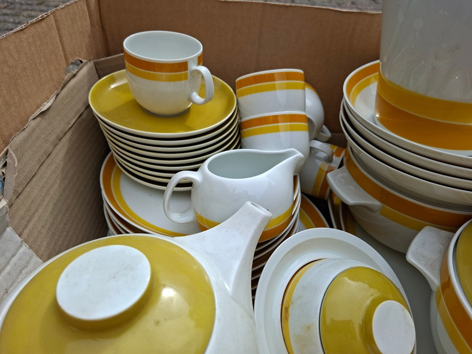Vintage Servies Geel/Wit - Compleet Diner- en Koffieset, Ophalen