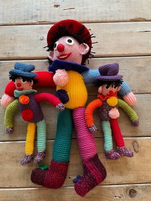 3 x vintage gebreide regenboog pietjes. Groot en klein., Ophalen, Zo goed als nieuw
