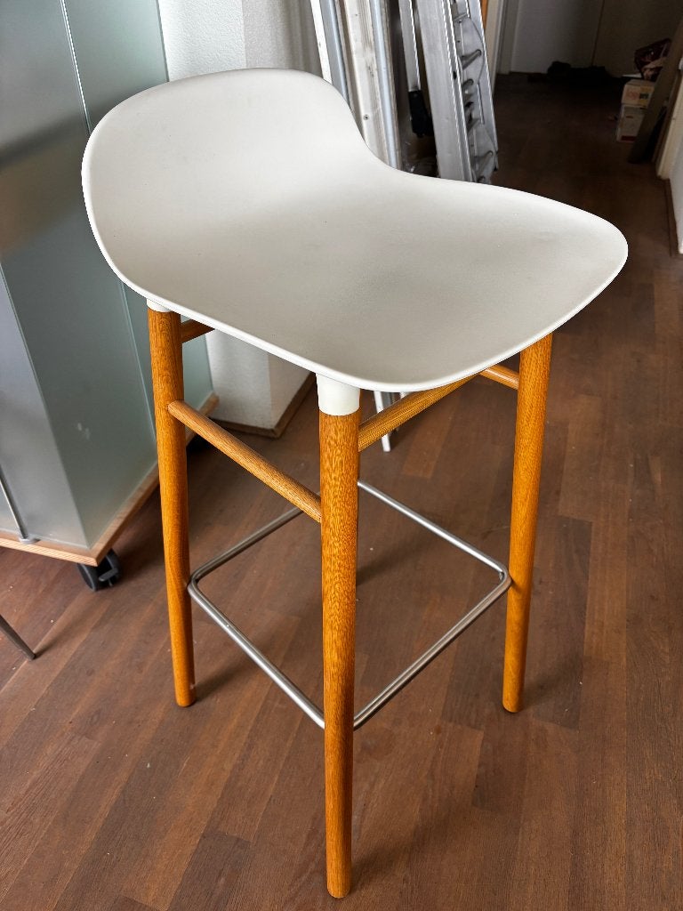 Normann Copenhagen Form Barstool barkruk 75cm met eiken, Ophalen, Hout, Met voetsteun, 60 tot 90 cm