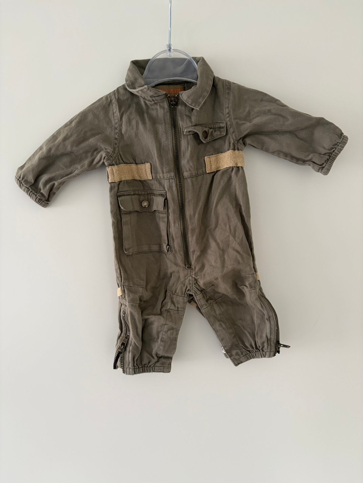 Stoere legergroene jumpsuit voor baby's - 0 maanden, Ophalen of Verzenden, Gebruikt, Jongetje of Meisje
