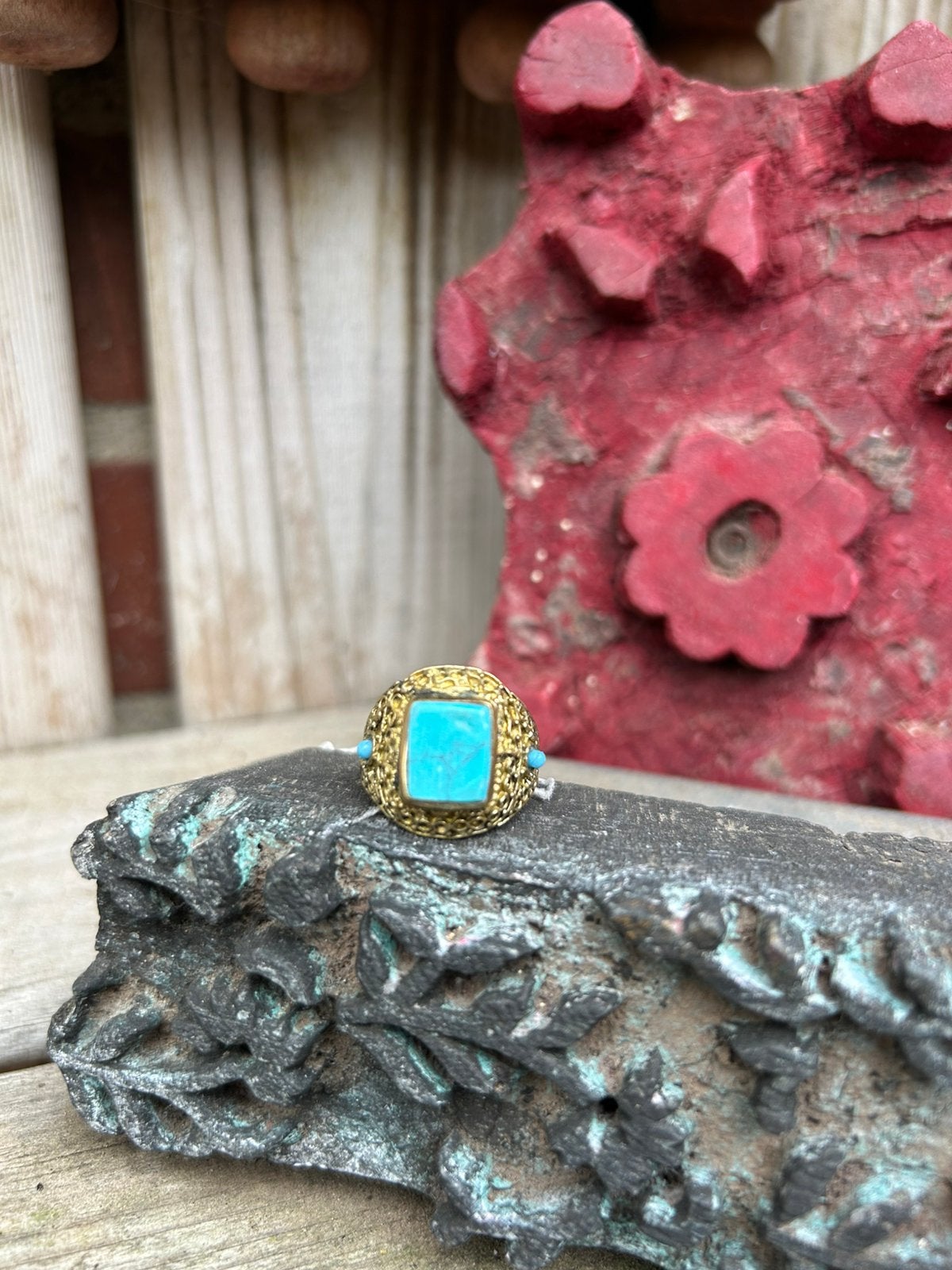 Super mooie goudkleurige ring met Turkoois versierd., Overige materialen, Nieuw, Ophalen of Verzenden, Kleiner dan 17