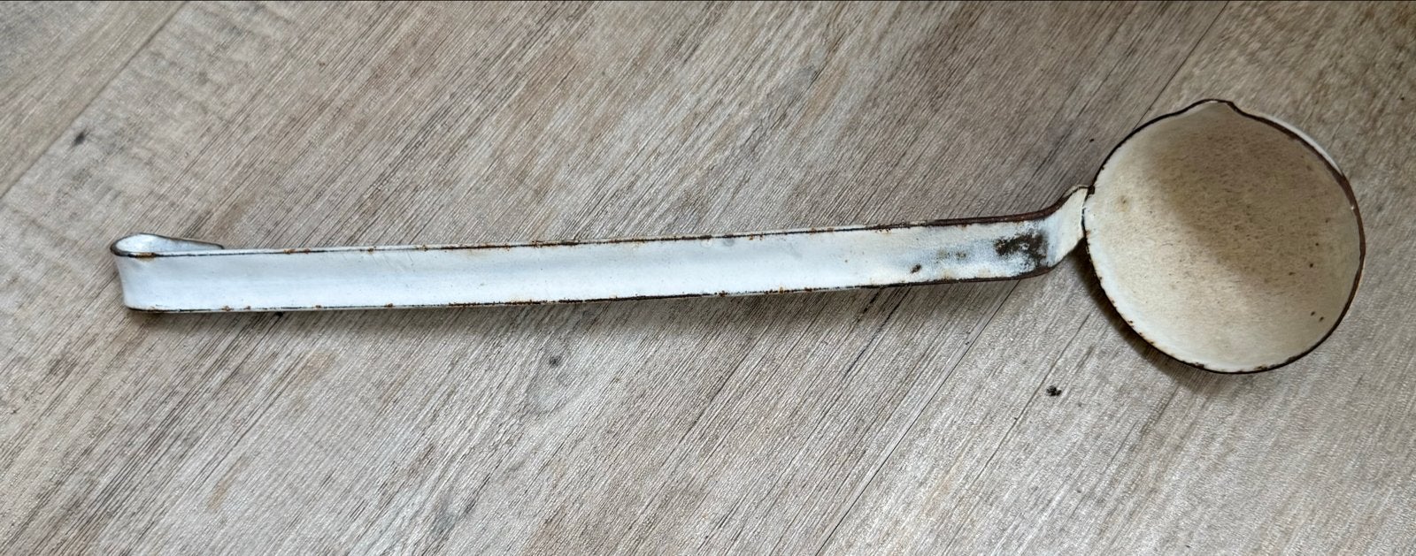 Antieke emaille pollepel - Wit met gebruikssporen, Antiek en Kunst, Ophalen of Verzenden