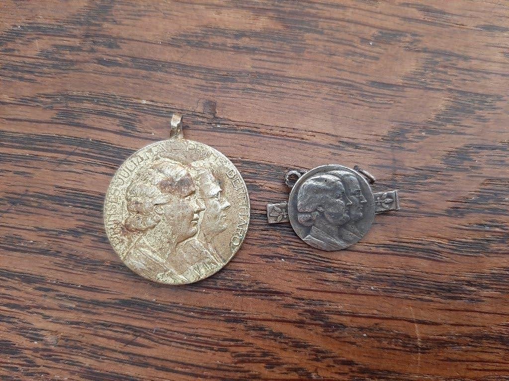 oude medaille en speldje huwelijk Juliana en Bernhard 1937, Gebruikt, Ophalen of Verzenden, Speld(je) of Lepel(tje), Juliana