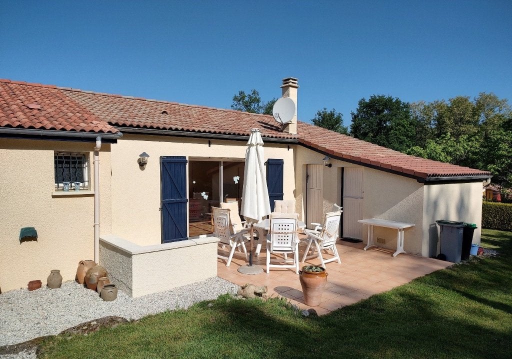 Vrijstaand huis op de grens van Charente en Dordogne, Huizen en Kamers, Montbron, Frankrijk, Woonhuis, 93 m²