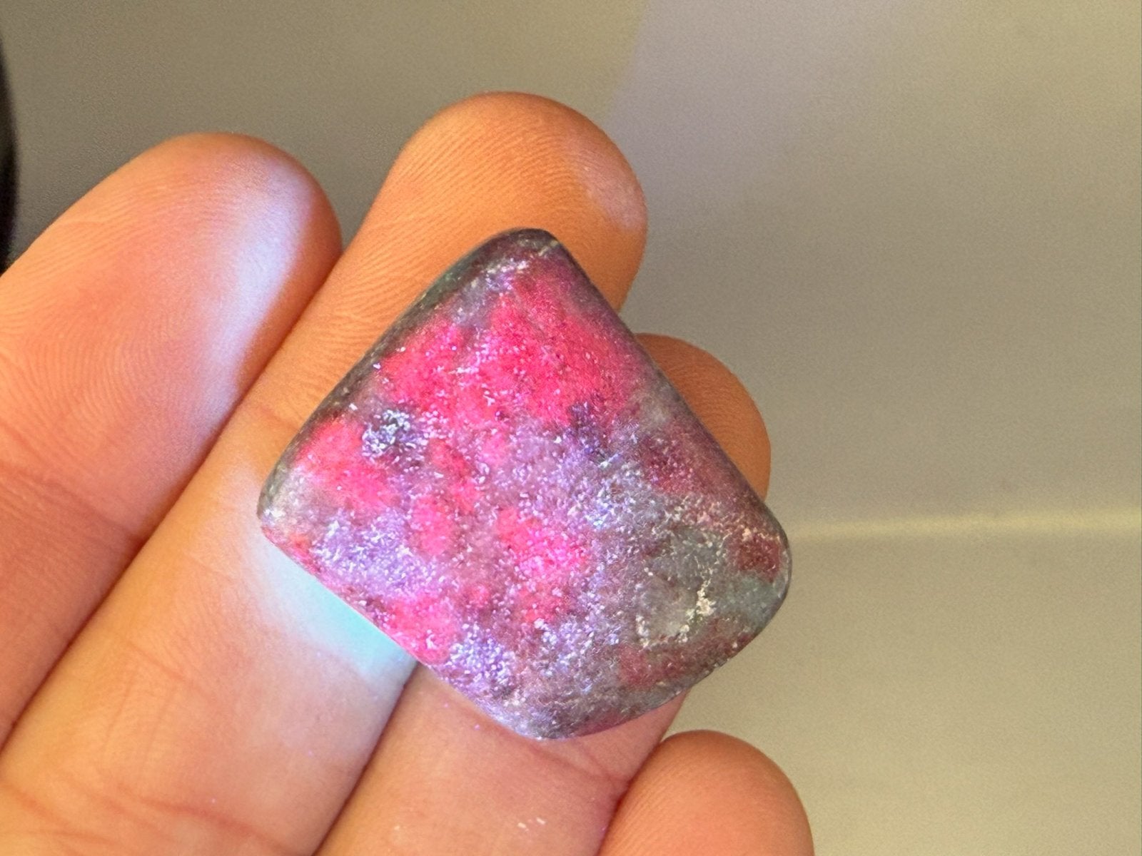 Robijn in Fuchsiet broekzaksteen mineralen UV actief, Ophalen of Verzenden, Mineraal