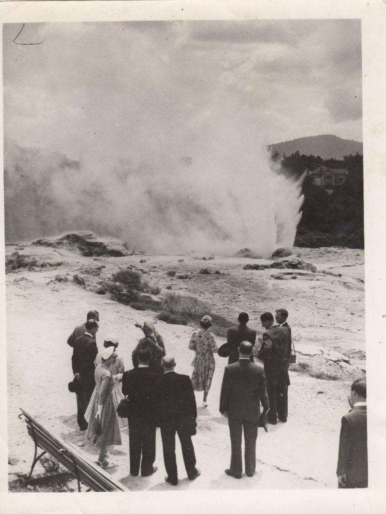 Queen Elizabeth Rotorua New Zealand 1954 Geiser, Verzamelen, Gebruikt, Verzenden, Foto, 1940 tot 1960