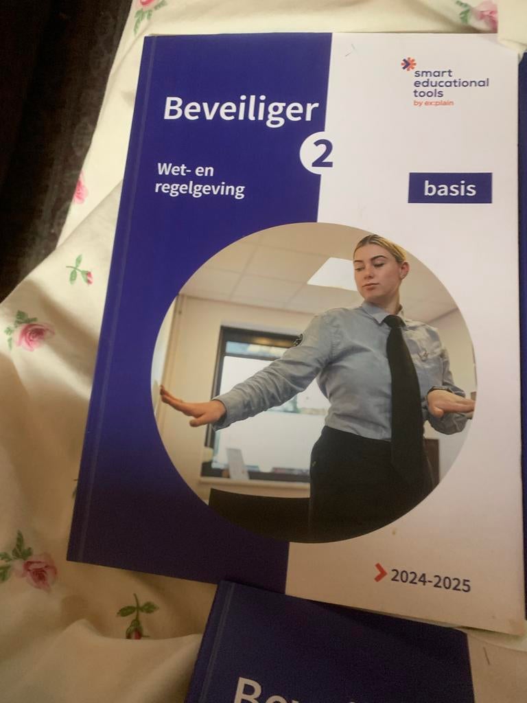 Beveiliger 2 Wet- en regelgeving Basis 2024-2025, Boeken, Ophalen of Verzenden, Gamma, Zo goed als nieuw, MBO
