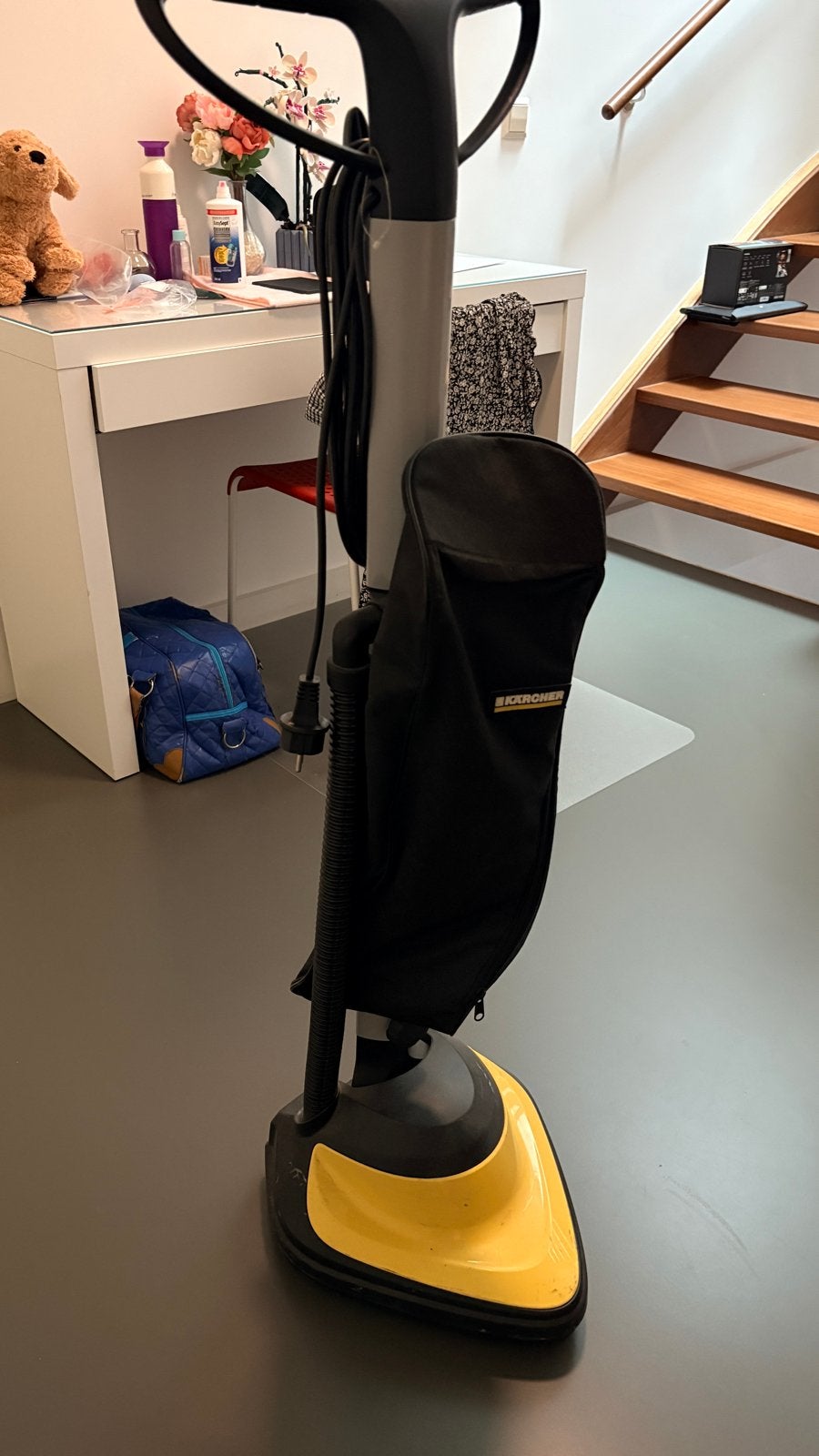 Kärcher FP 303 Vloerpoetsmachine - Zo goed als nieuw, Kärcher, Zo goed als nieuw, Vloerreiniger, Geschikt voor harde vloeren