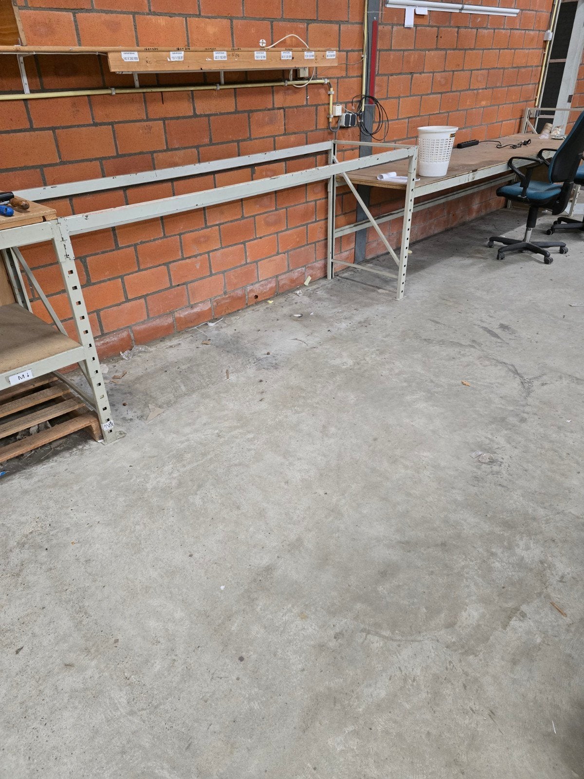 Lage stellingen gebruikt als balie, werkbank en inpaktafel, Ophalen, Gebruikt, 170 cm of meer