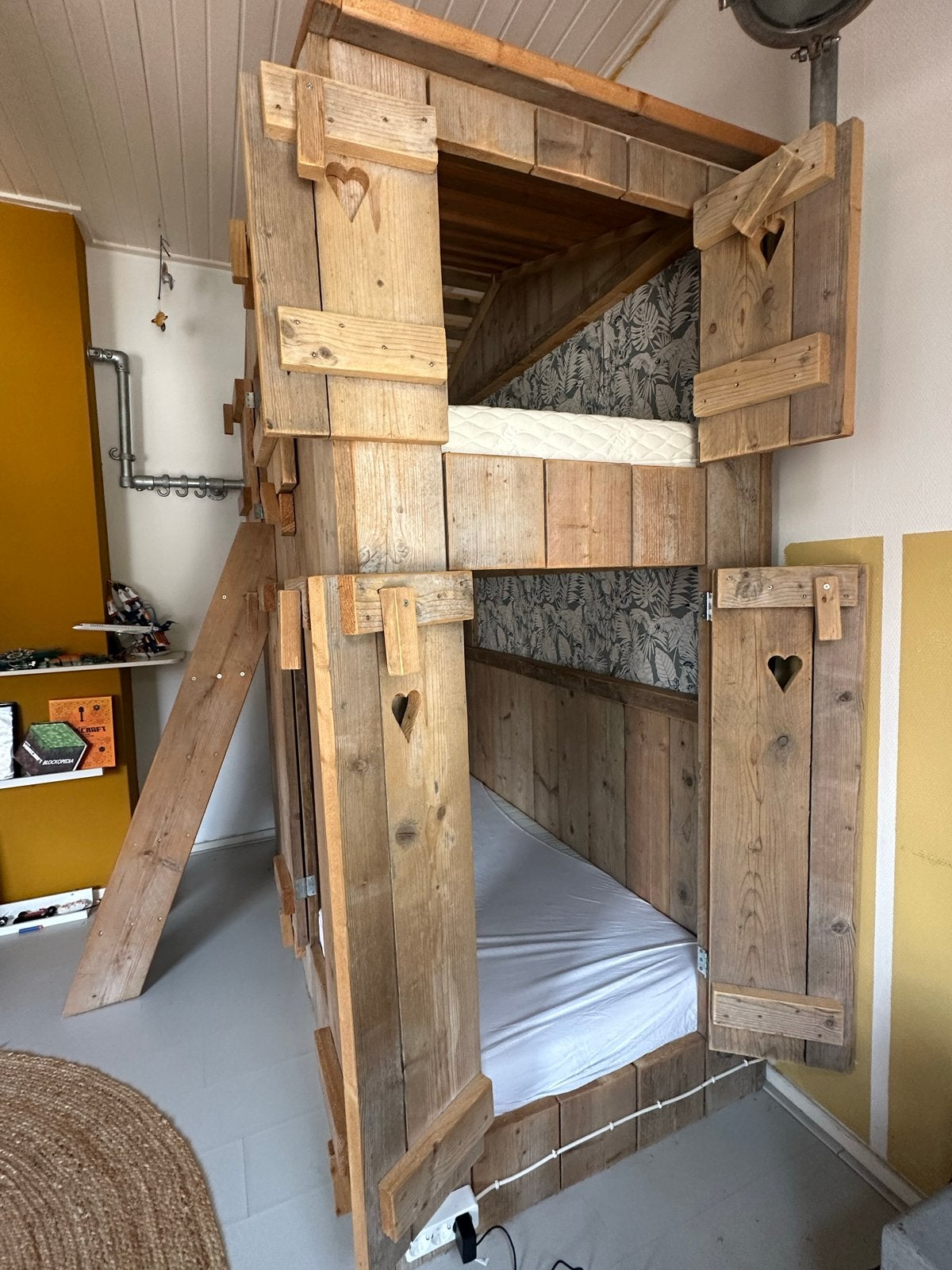 Uniek Dutch Wood huisjes stapelbed met hartjes, Ophalen, Tweepersoons, Zo goed als nieuw, Overige maten