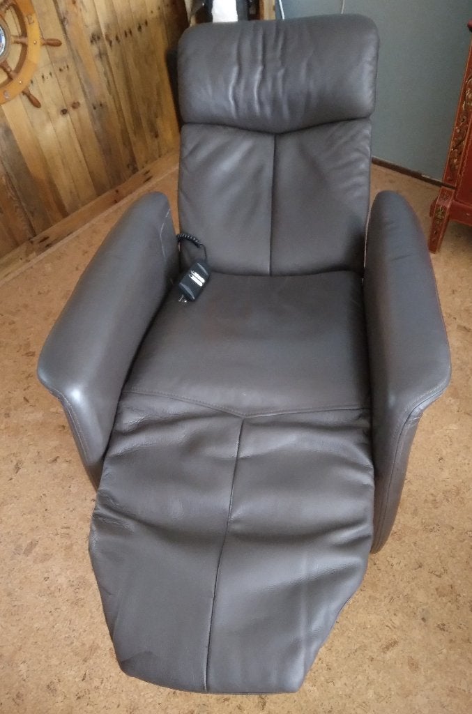 Relaxstoel incl. trafo, - bruin leren zit- ligstoel nu 295,=, Ophalen, Gebruikt, Bruin, Degelijke bruin leren relaxfauteuil, elektrische bediening