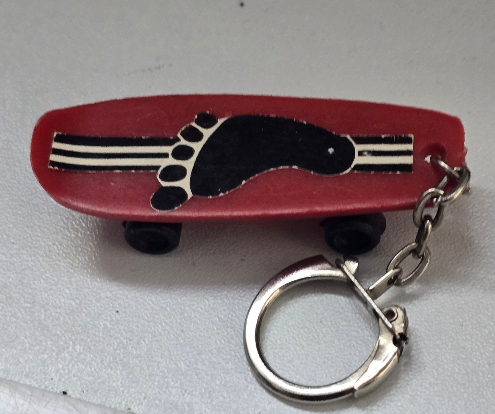 Sleutelhanger skateboard met voetprint - Vintage look, Ophalen of Verzenden, Gebruikt, Sport