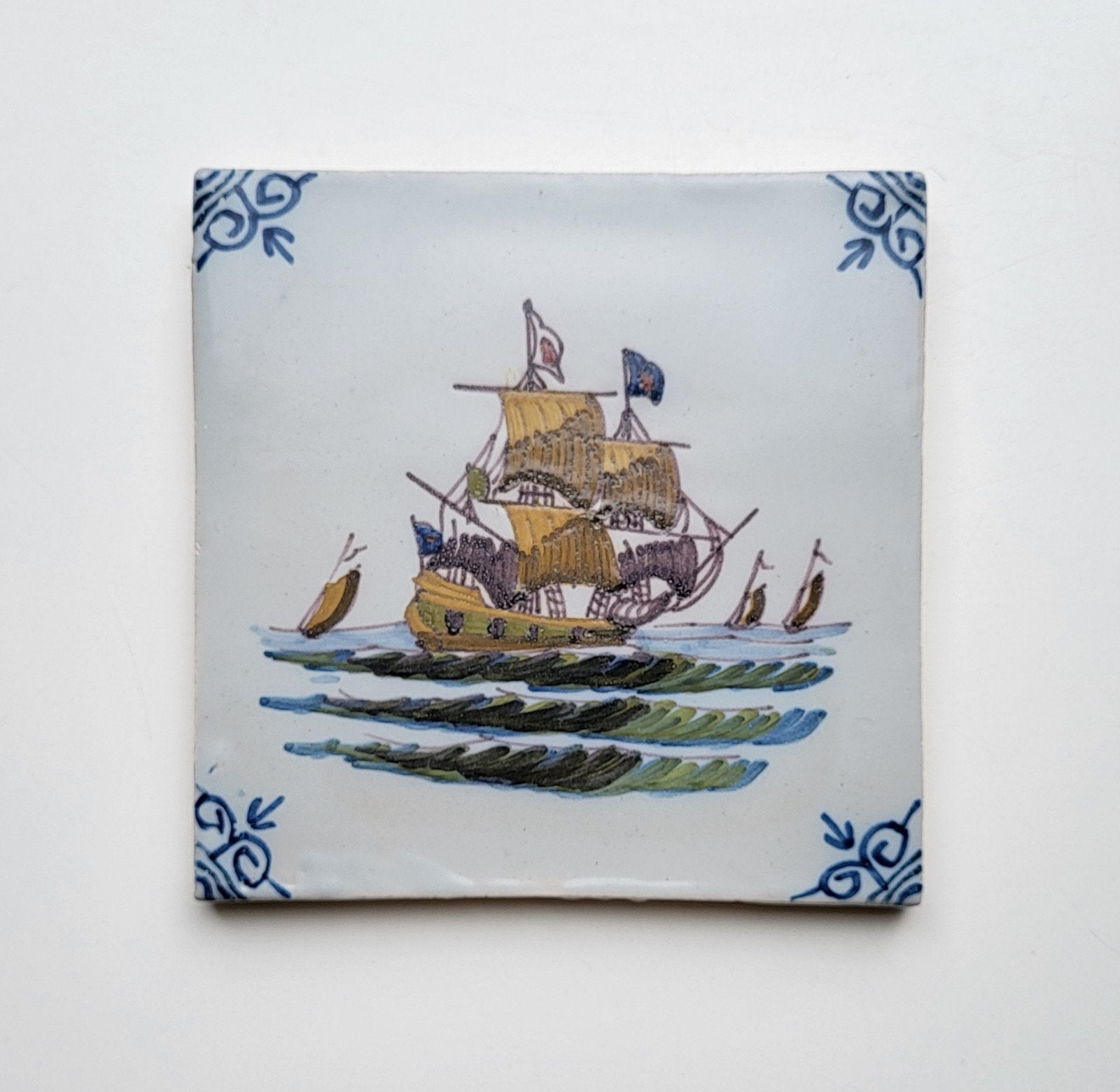 Oude gekleurde tegel Tichelaar Makkum - oud zeilschip, Ophalen of Verzenden