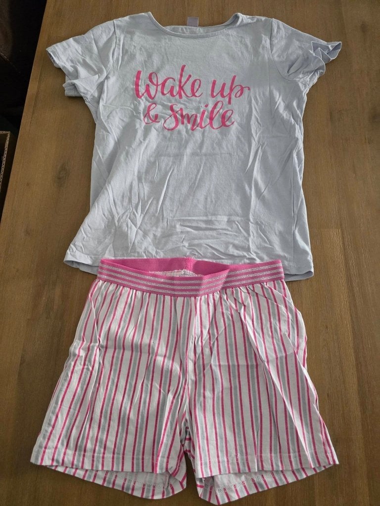 Leuke pyjama setje voor meisjes - Wake up & smile maat 158, Kinderen en Baby's, Kinderkleding | Maat 158, Nacht- of Onderkleding