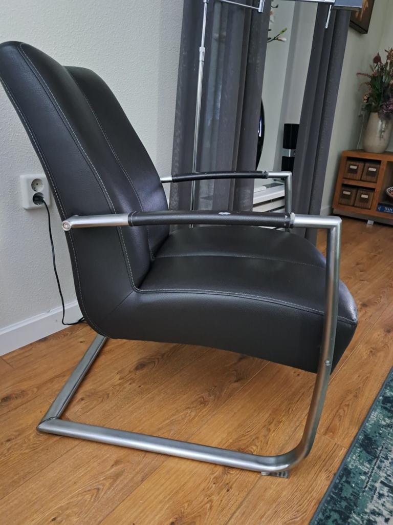 Xoon leesstoel - Bruin leer met metalen frame, Huis en Inrichting, Stoelen, Ophalen, Modern, Comfortabel, Gebruikt, Bruin