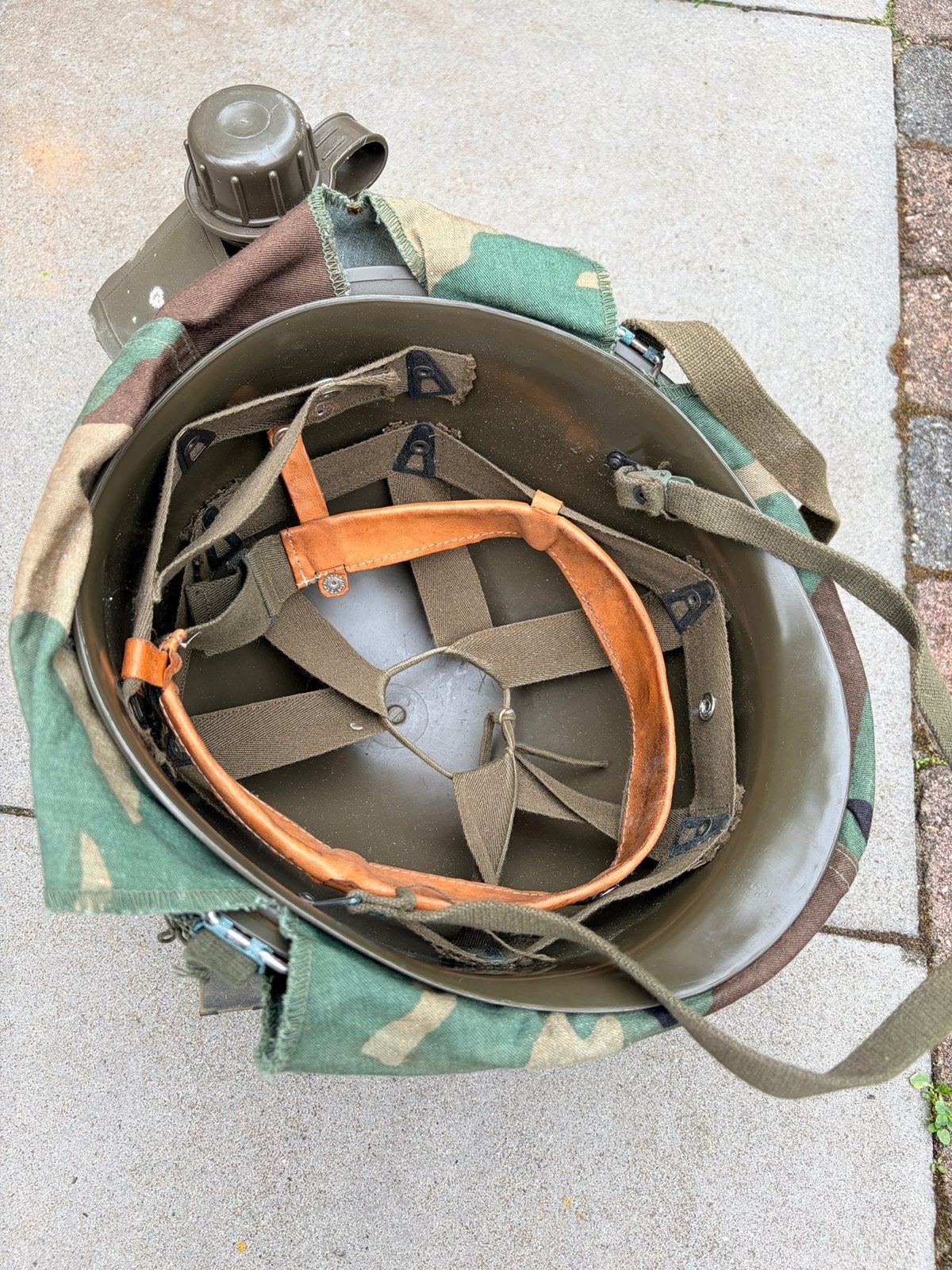 Leger helm en veldvles 1988, Ophalen of Verzenden, Landmacht, Nederland, Helm of Baret
