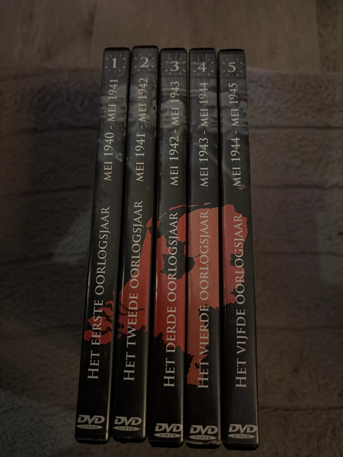 Het Vijfde Oorlogsjaar DVD Boxset - Mei 1944 - Mei 1945, Oorlog of Misdaad, Ophalen of Verzenden, Zo goed als nieuw, Vanaf 12 jaar