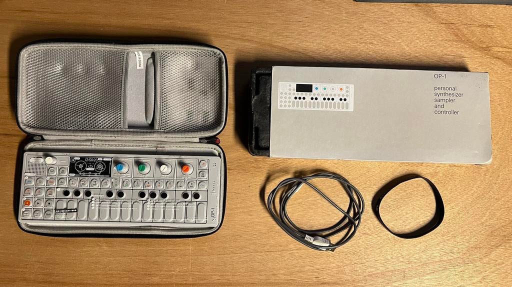 Teenage Engineering OP-1 Synthesizer met hoes en kabel, Muziek en Instrumenten, Synthesizers, Overige merken, Zo goed als nieuw