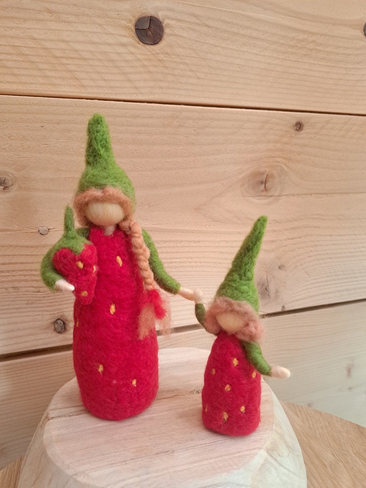 Seizoenstafel lente aarbei meisje naaldvilt handgemaakt, Hobby en Vrije tijd, Vilt, Ophalen of Verzenden, Nieuw, Figuurtje(s)