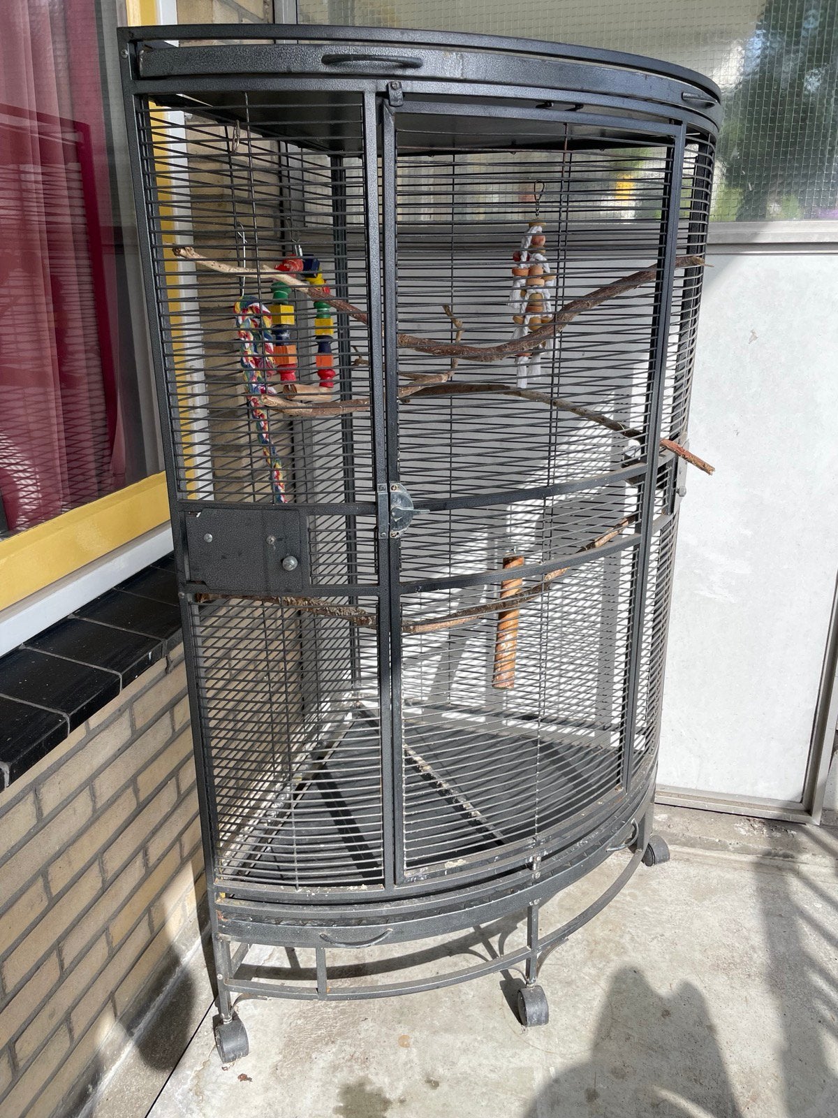 Ruime hoekvogelkooi voor papegaai – 140 cm hoog, Ophalen, Zo goed als nieuw, Metaal, Vogelkooi