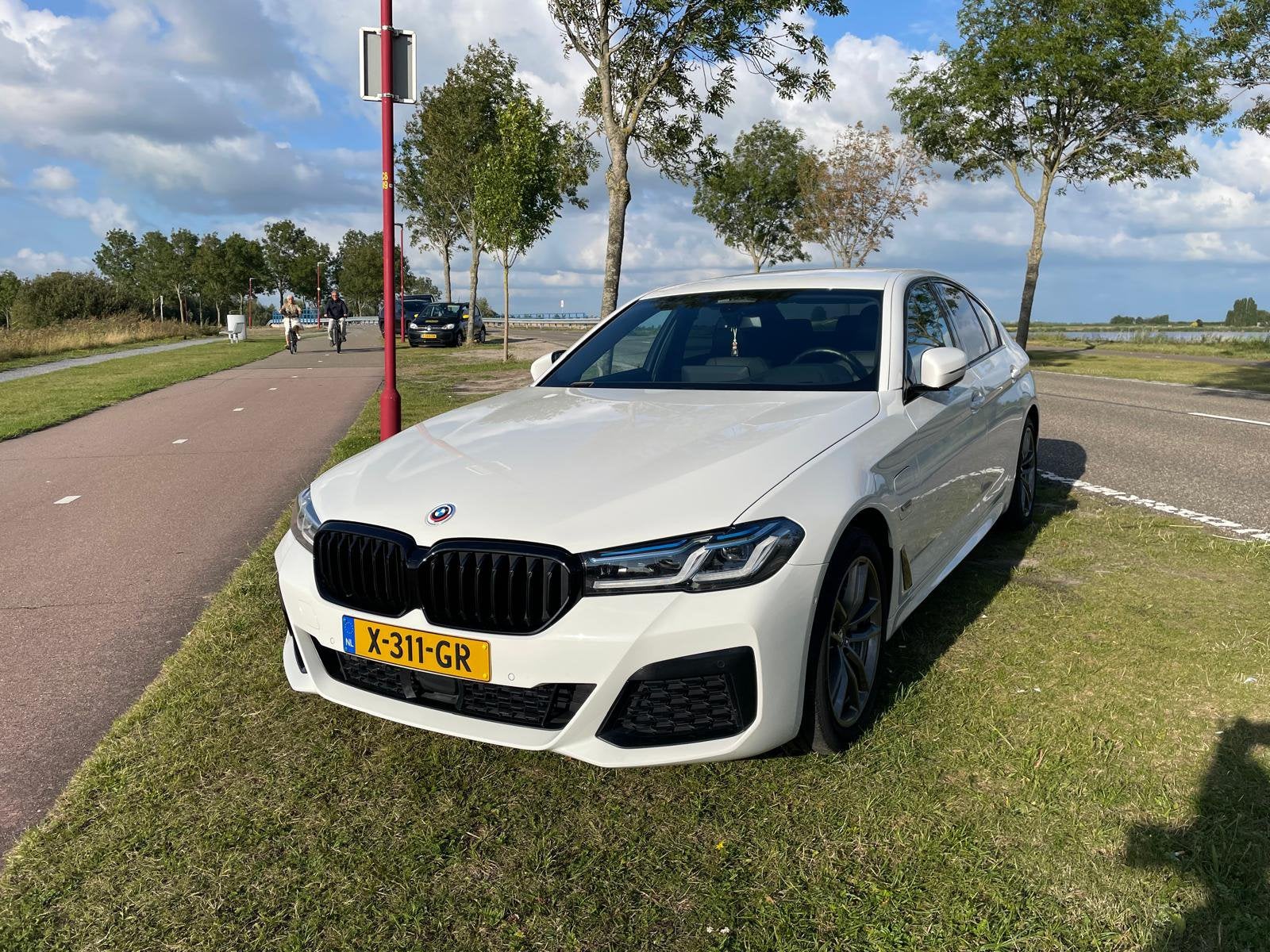 BMW 5-Serie 530e 292pk Aut 2023 Wit M sportpakket, Automaat, 1998 cc, Achterwielaandrijving, Zwart