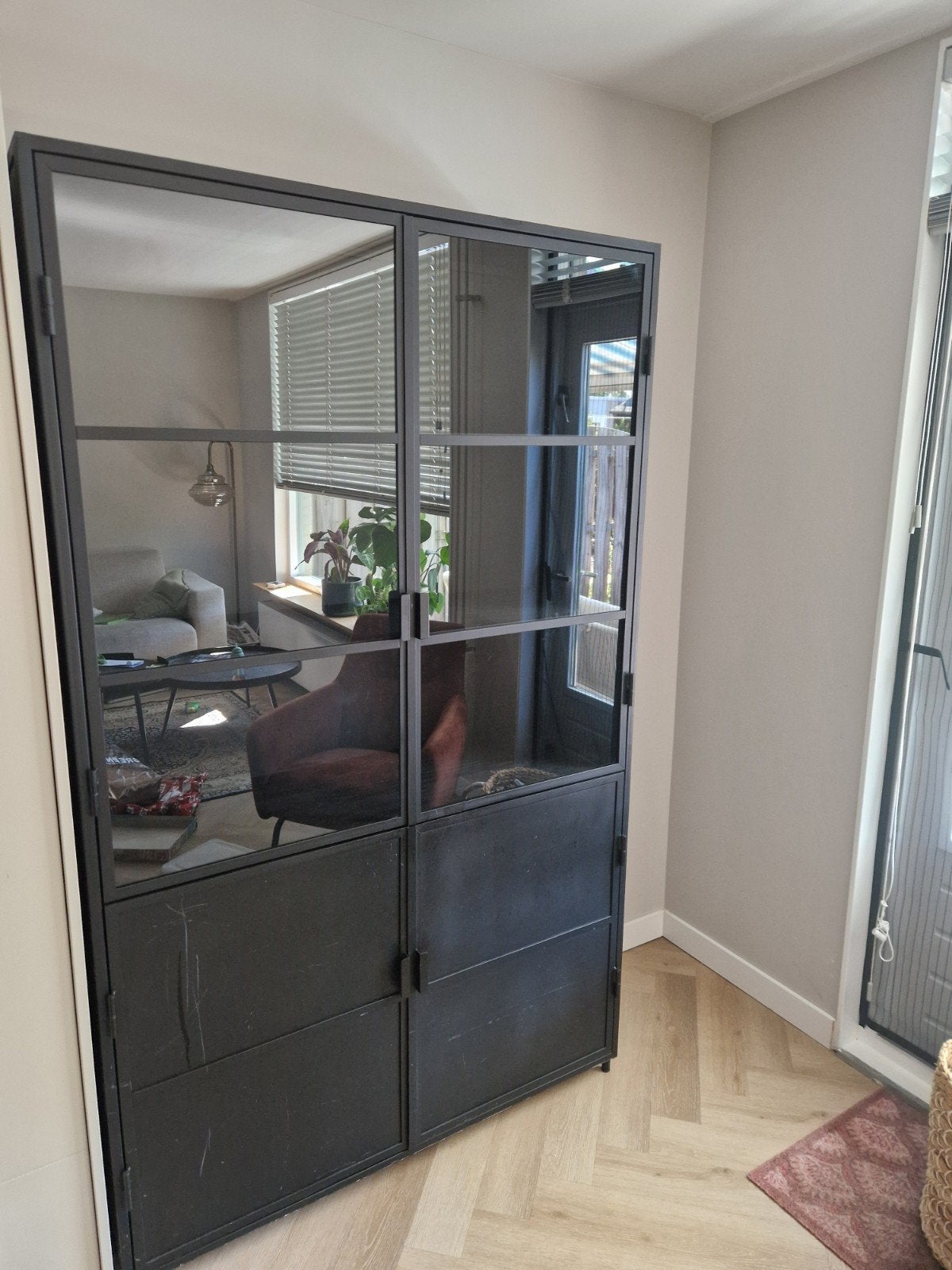 GRATIS AF TE HALEN! Zwarte metalen vitrinekast van Goossens, Huis en Inrichting, Kasten | Vitrinekasten, Ophalen, Gebruikt, 25 tot 50 cm