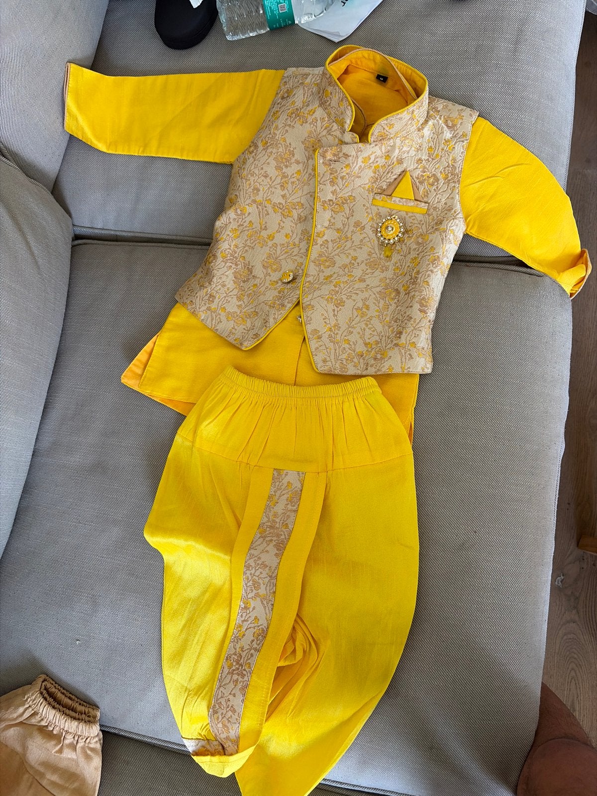 Traditionele Indiase kinderoutfit - Geel & Rood, Kinderen en Baby's, Ophalen of Verzenden, Zo goed als nieuw, Jongen of Meisje