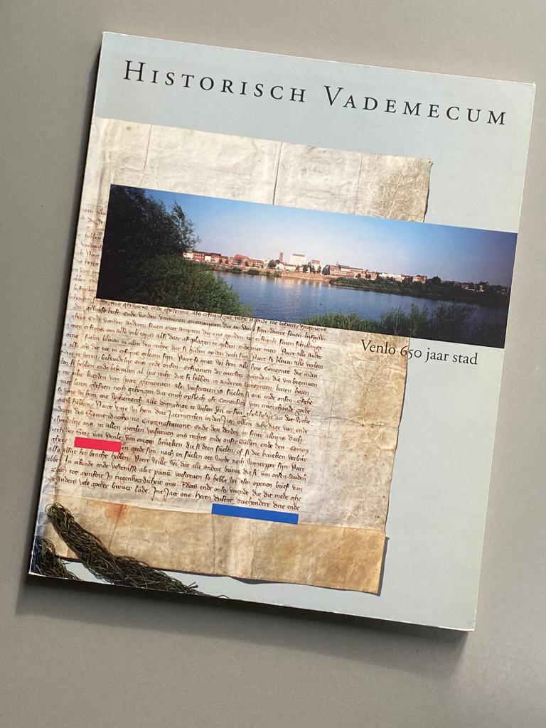Historisch vademecum Venlo 650 jaar stad, Ophalen of Verzenden, Zo goed als nieuw