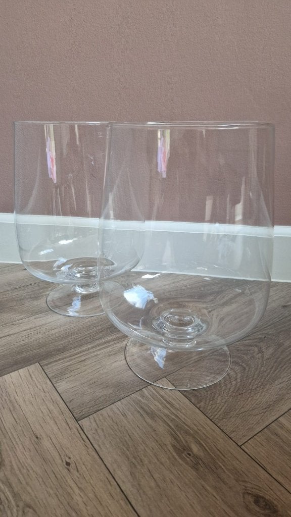 2x grote glazen vaas/windlicht op voet - 33 cm hoog, Ophalen